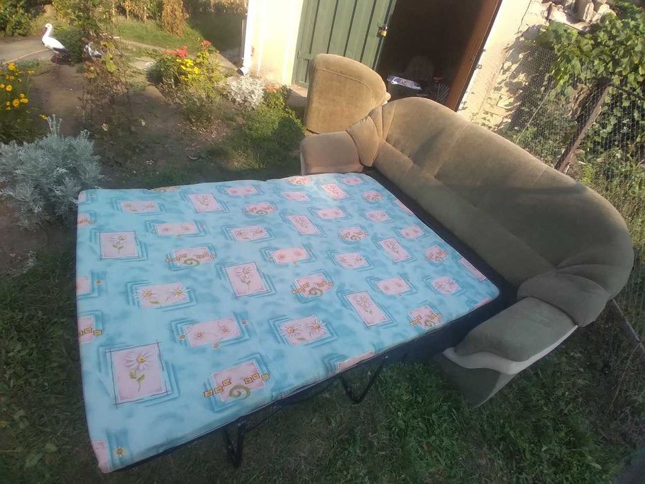 Мяка частина ,розкладний диван та два крісла.