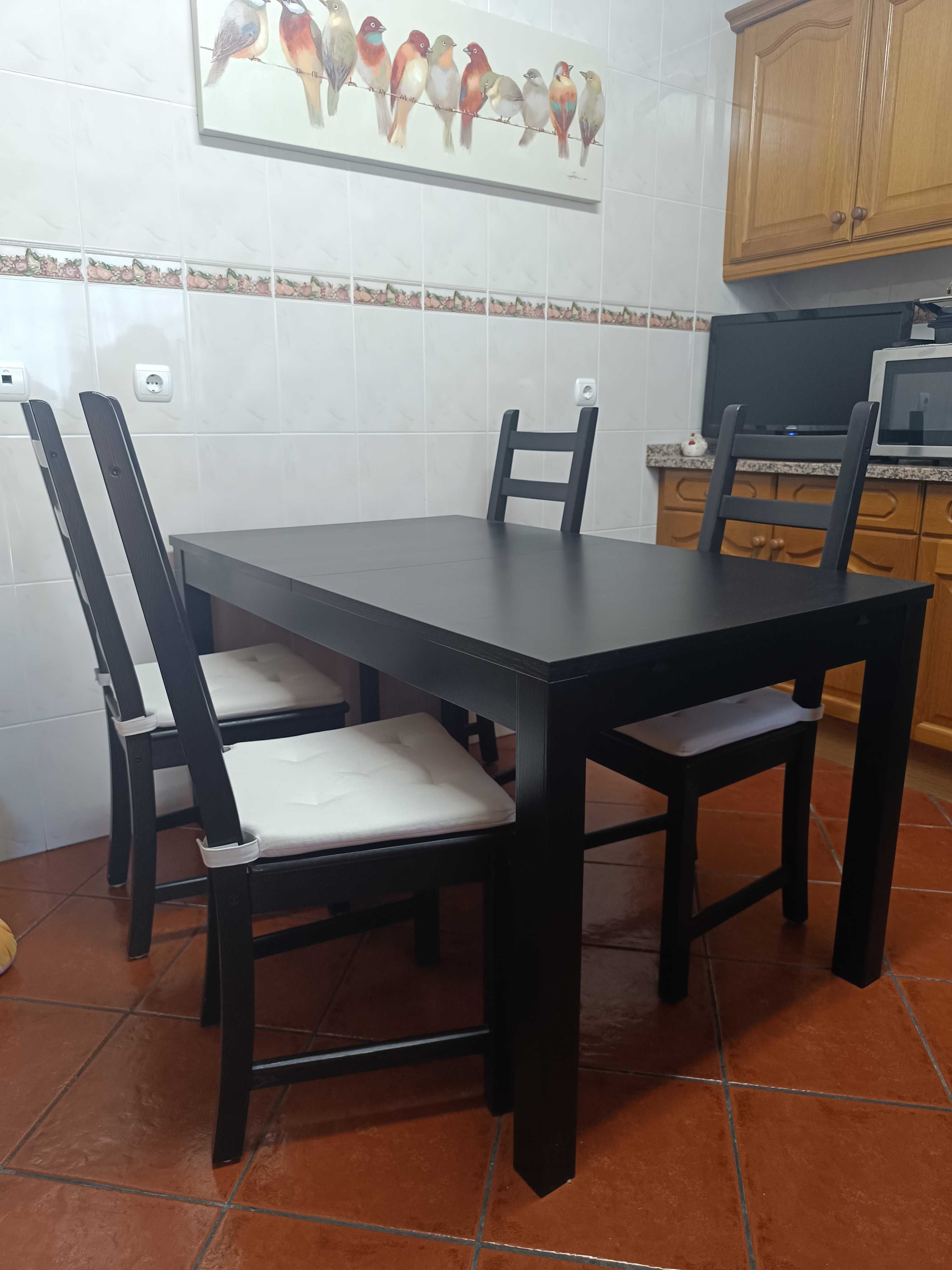 Mesa com cadeiras pretas ikea
