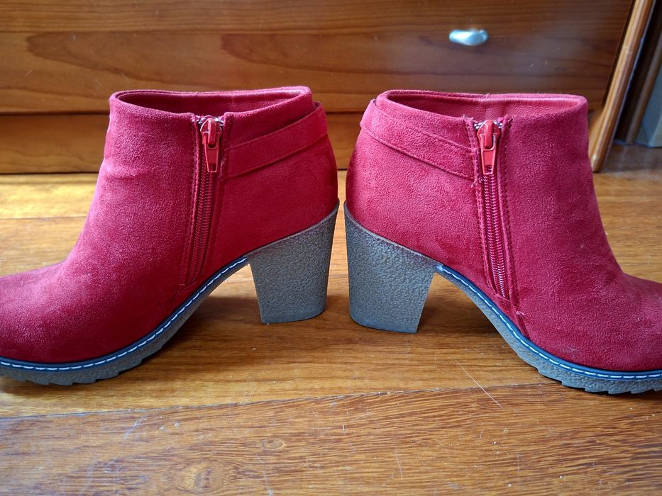 Botas vermelhas tecido pele de pêssego da Cristina Ferreira