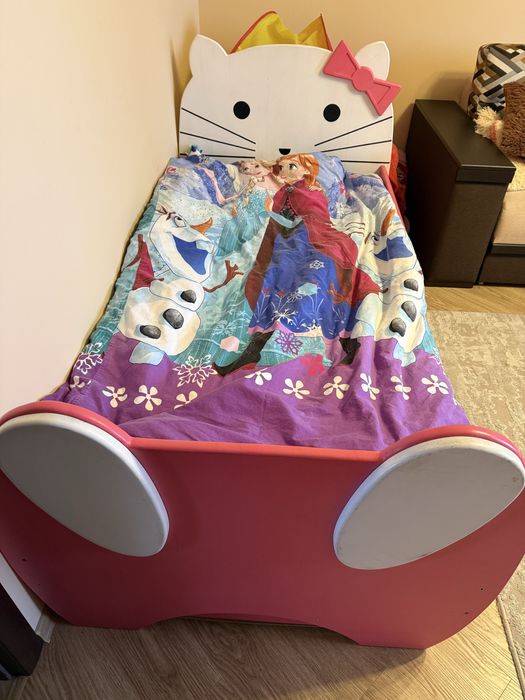 Деревʼяне ліжко для дівчинки