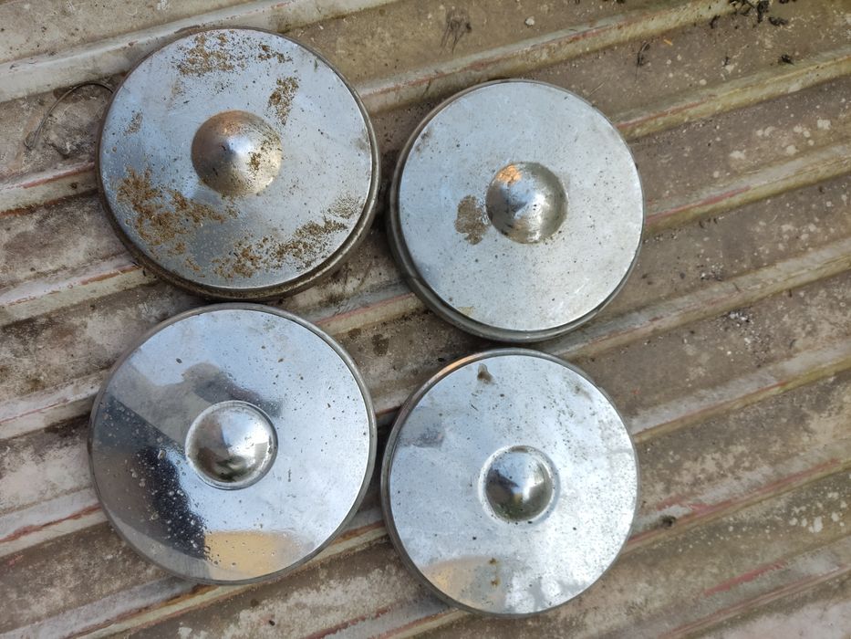 Opel Kadett  b tampões de rodas