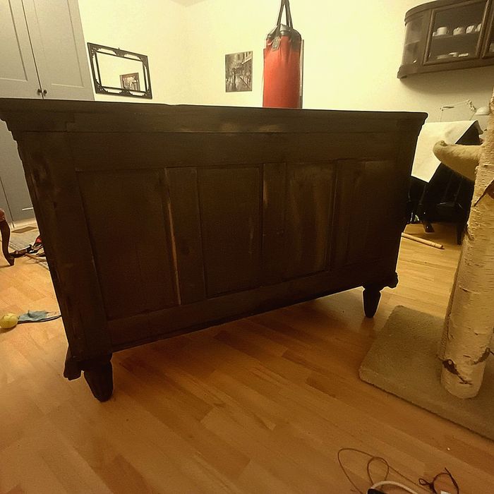 Przedwojenna komoda w dobrym stanie z rzeźbieniami