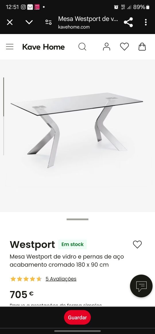 Mesa de vidro em pernas de aço sem cadeiras