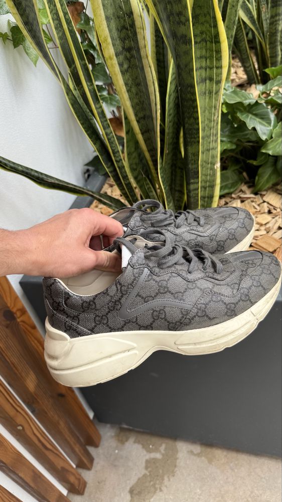 Sapatilhas Gucci Rhyton Sneaker em GG Supreme preto/cinza