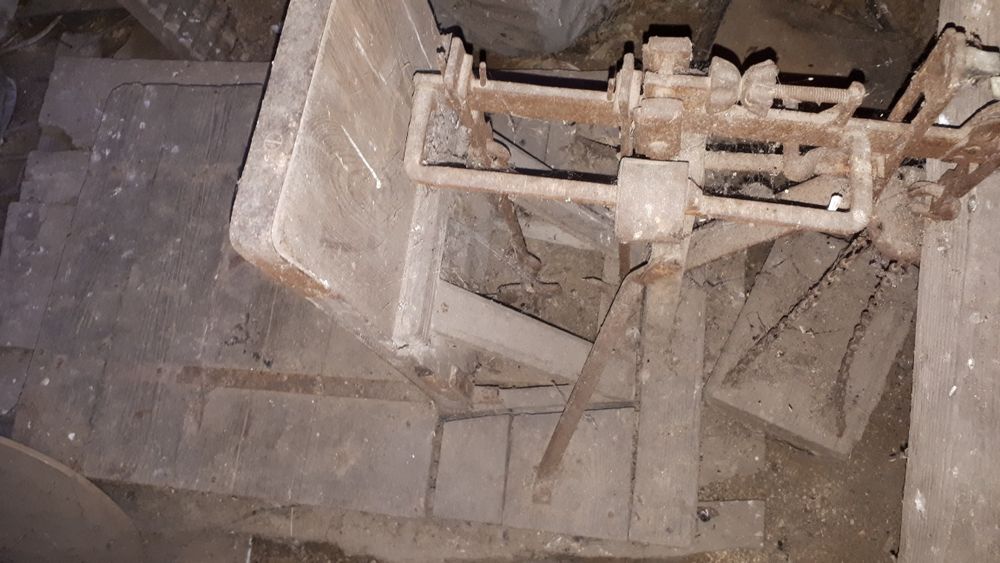 Waga zabytkowa z drzewa z czasów PRL u