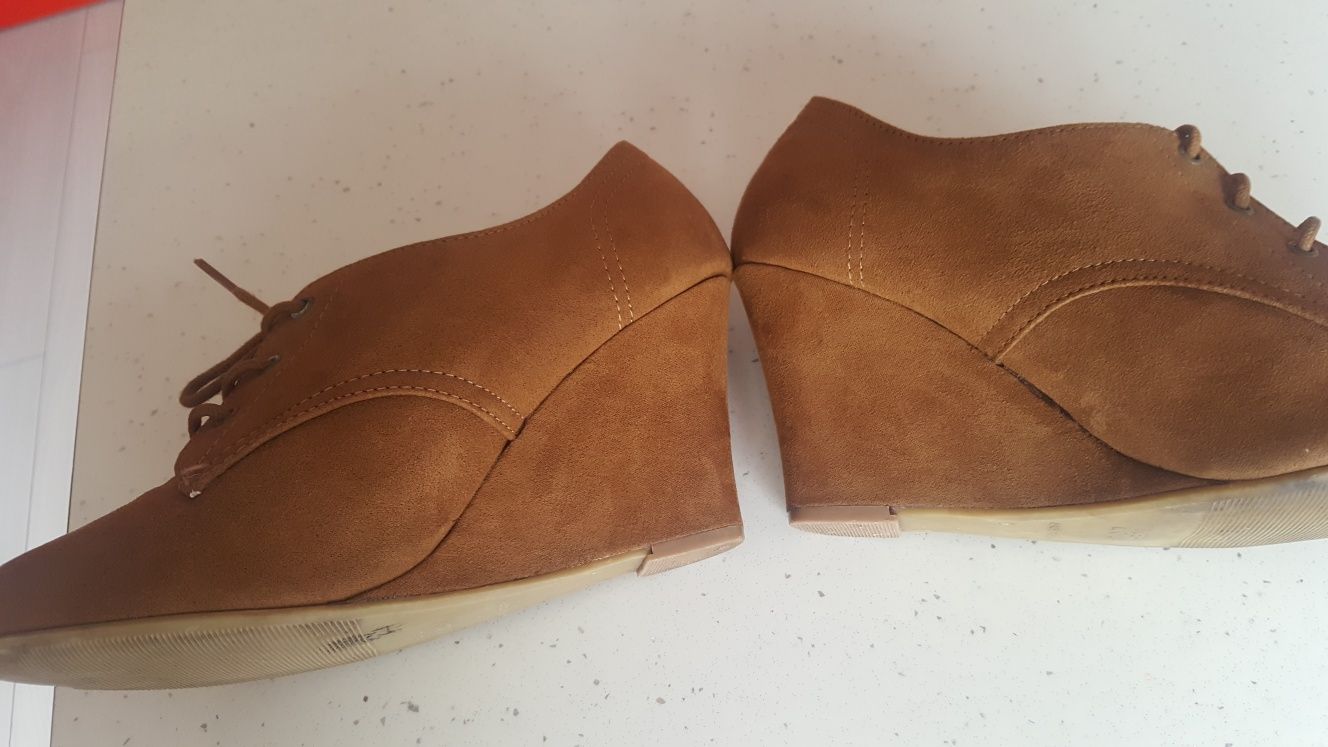 Buty botki  na koturnie
