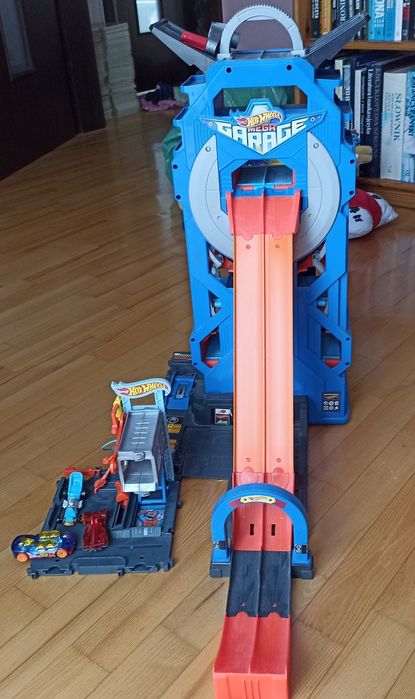 Mega garage Hot Wheels - wyrzutnia i tor samochodowy