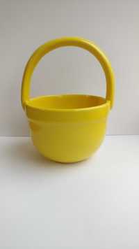 Ceramiczny żółty koszyk, cytrynowożółty koszyczek wielkanocny, vintage