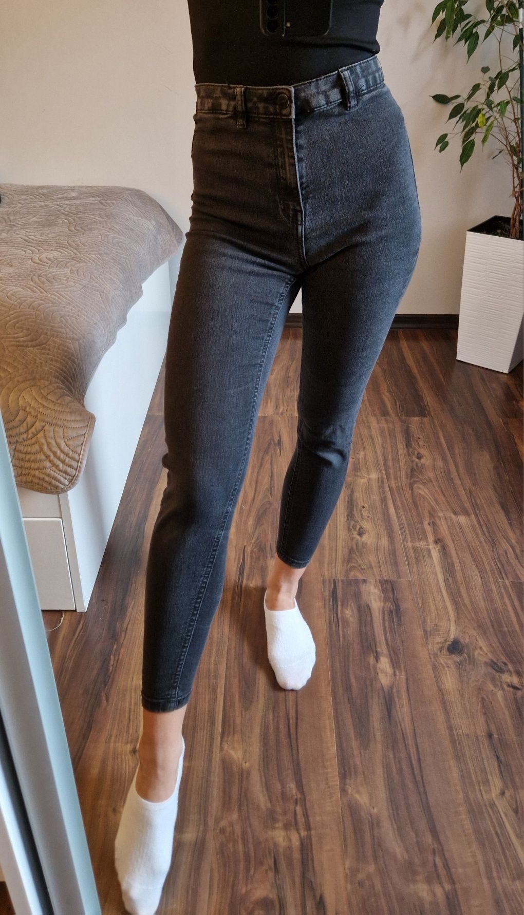 Czarne spodnie Cropp Denim, rozmiar 36, z elastycznego materiału,