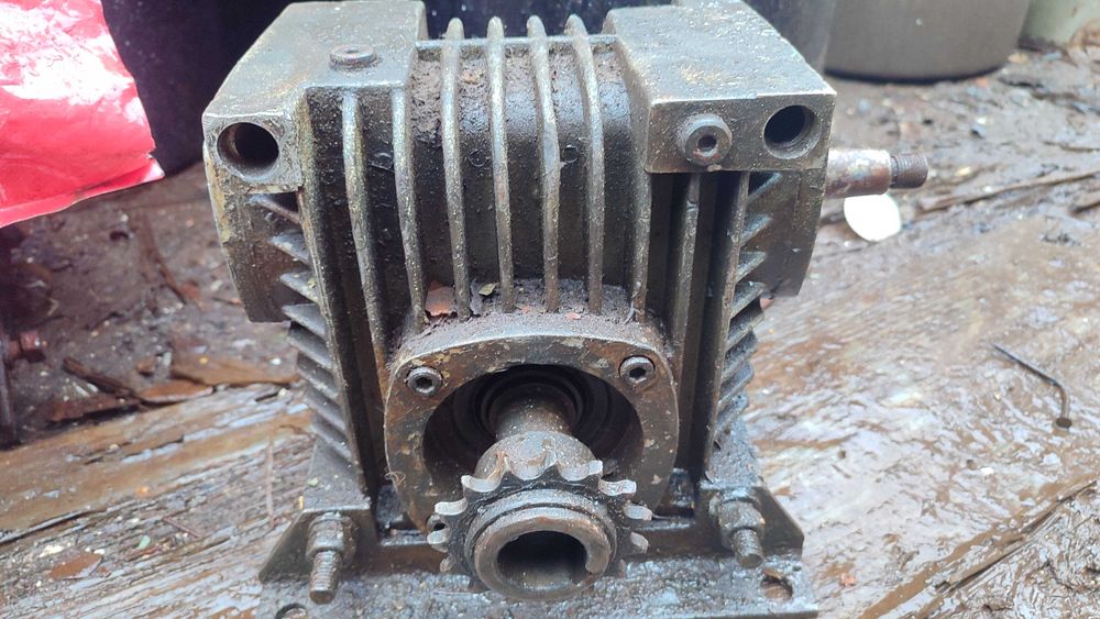 Редуктор в чудовому стані+два більших редуктора