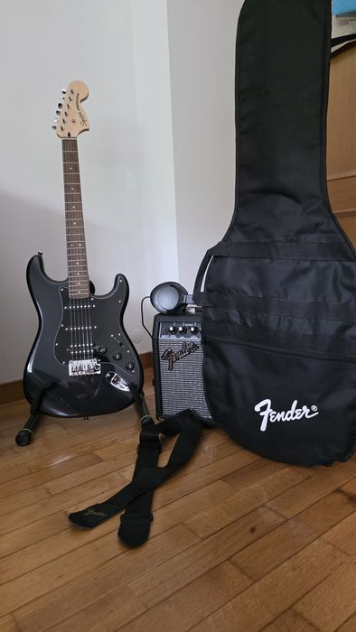 Guitarra Fender com Amplificador, Suporte e Acessórios