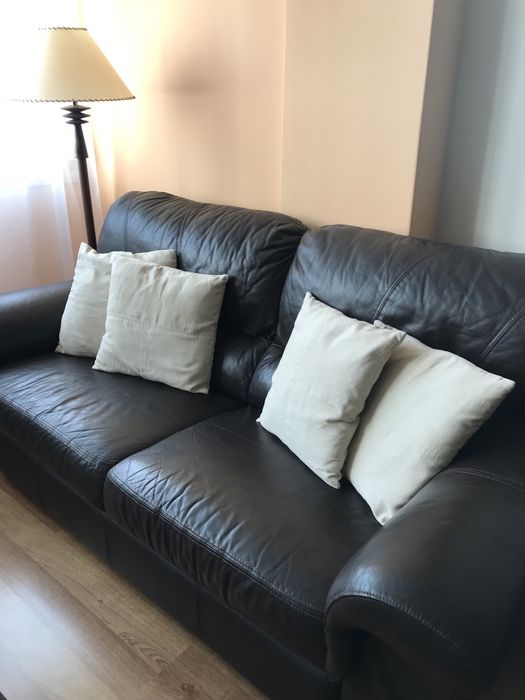 Sofá de pele genuína.