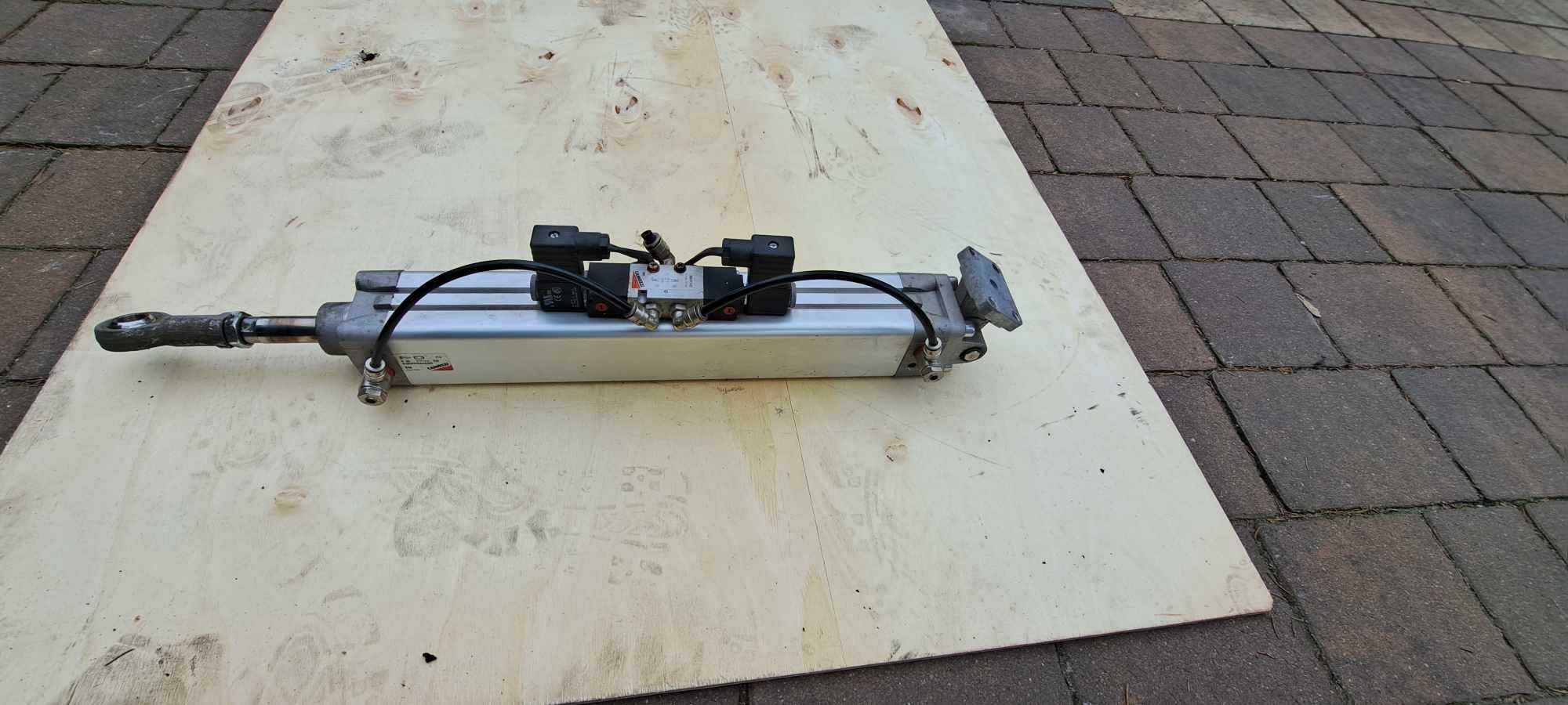 siłownik pneumatyczny Camozzi 61M2P050A0320R
