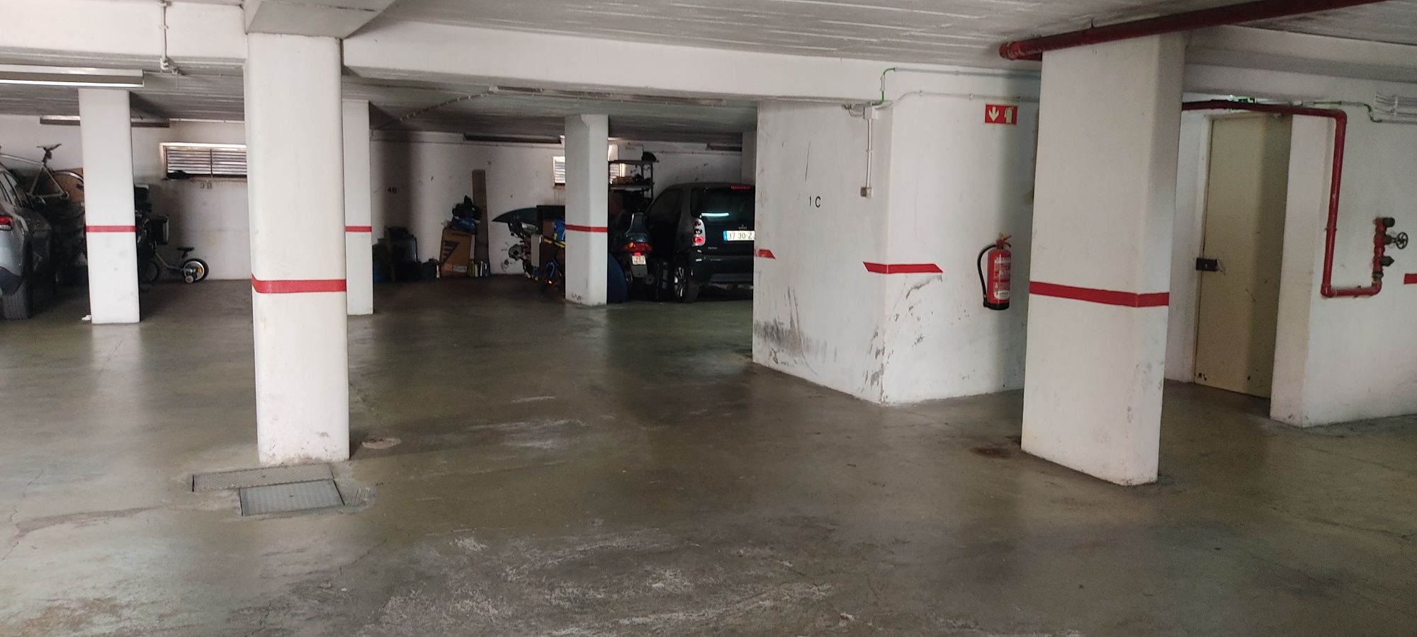 Alugo espaço de garagem em Linda-a-Velha