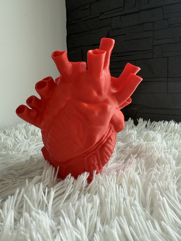 Wazon, waza  na kwiaty w kształcie anatomicznego serca.