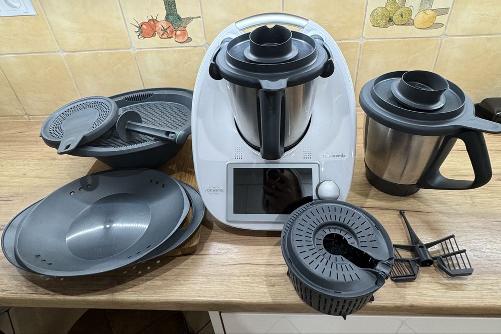 Thermomix tm 6 dodatkowo drugie naczynie i deska.