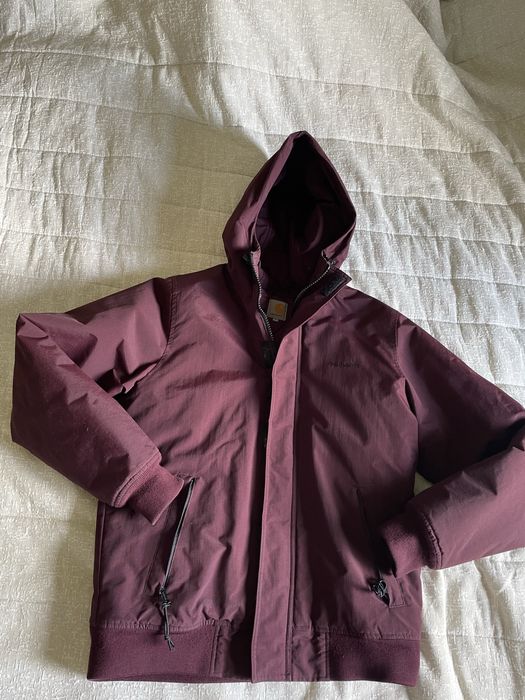 Casaco Carhartt.