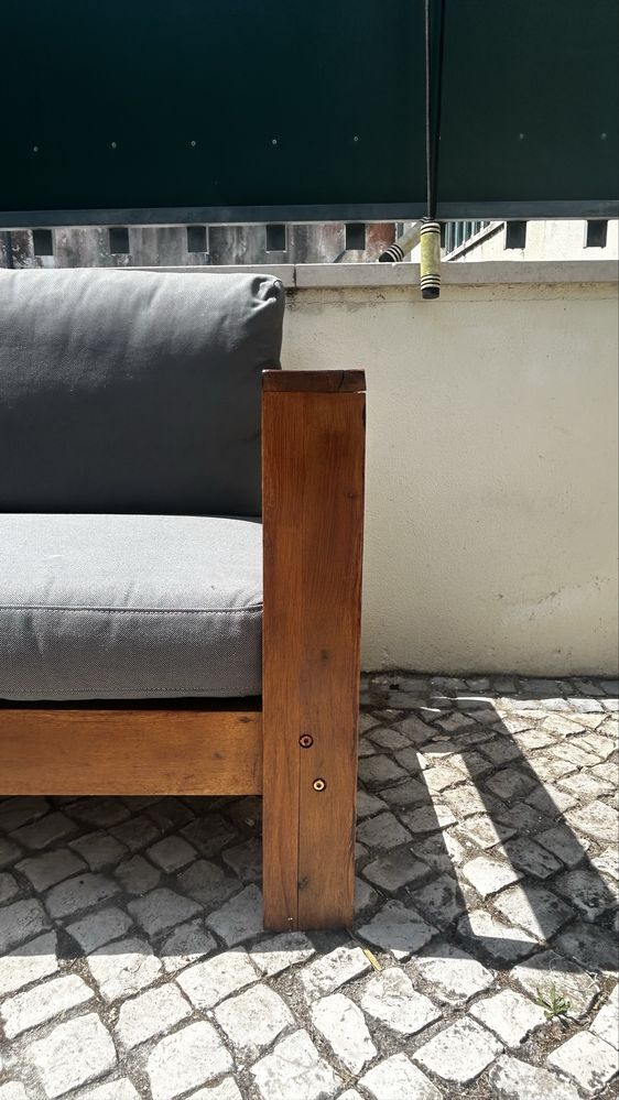 Sofa de jardim de madeira com almofadas