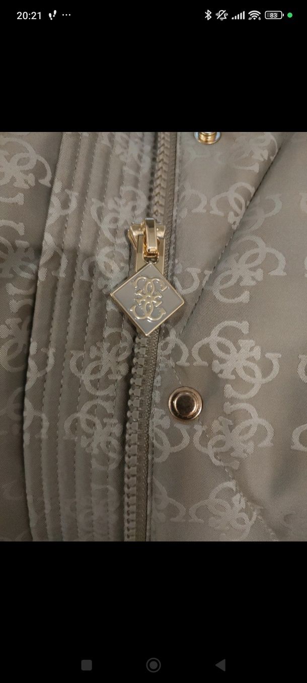 Casaco marca Guess