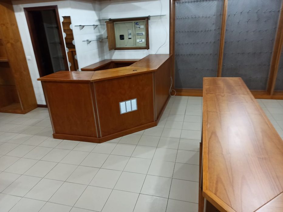 Estanteria com balcão e 2 móveis em L.