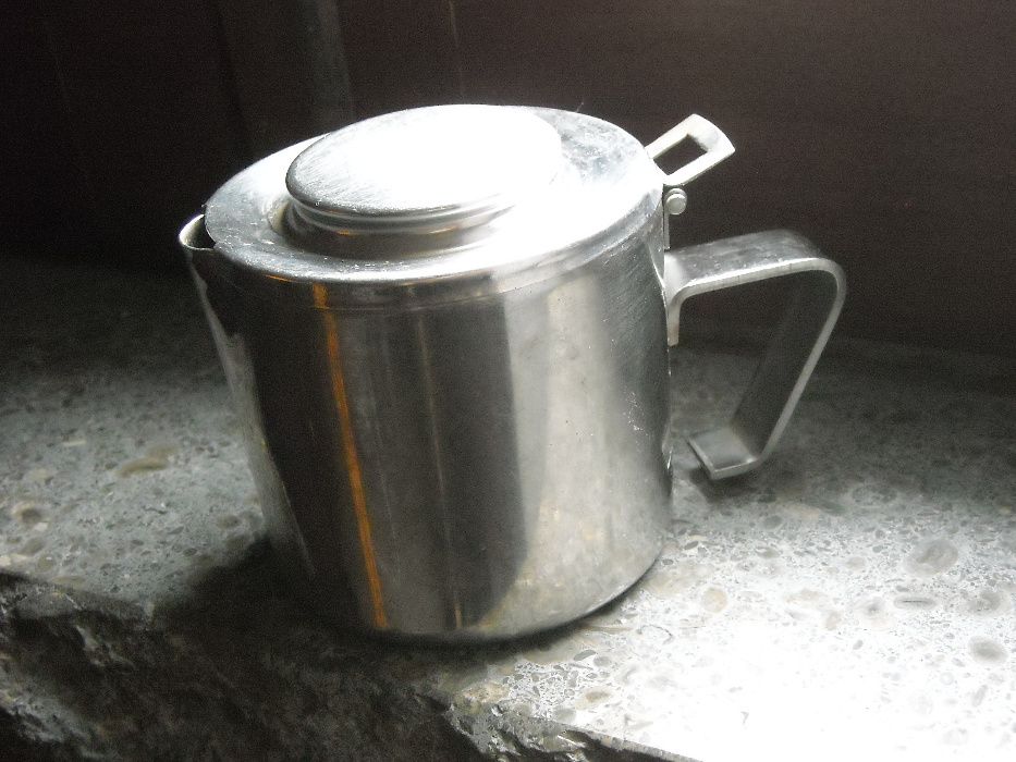 Pequena cafeteira bule leiteira em inox