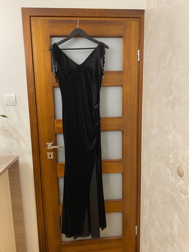 czarna sukienka studniowkowa