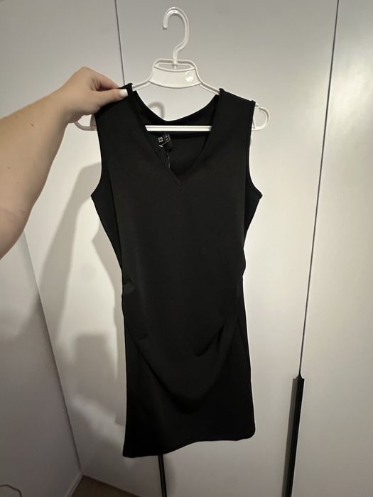 Сукня візуально робить стрункіше