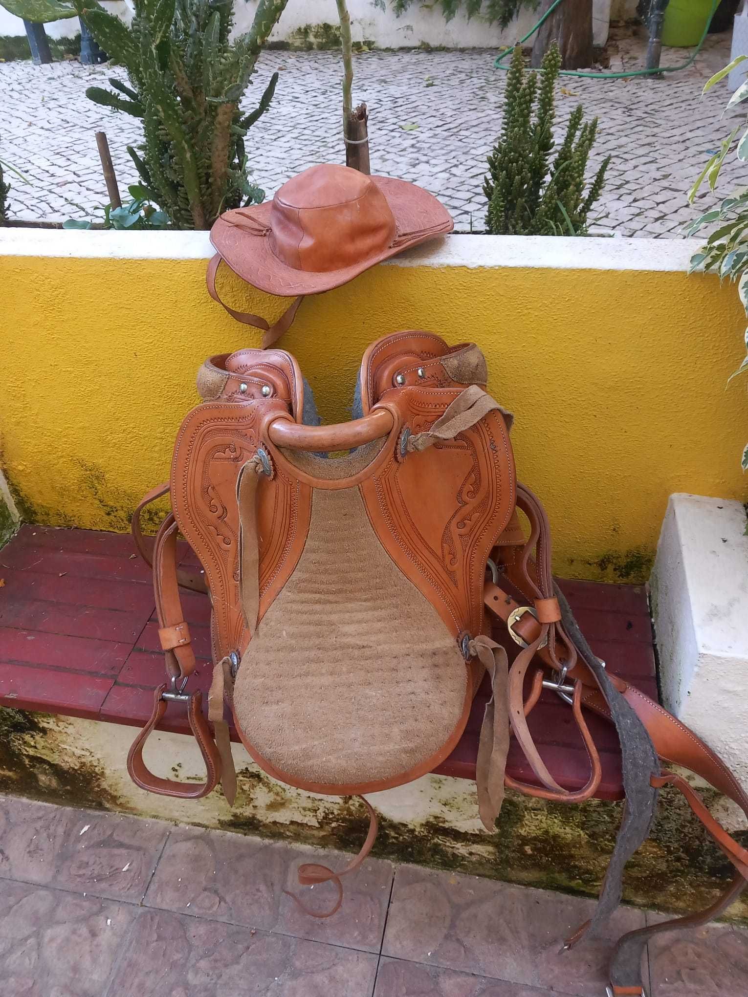 cela de cavalo c/ chapéu de cowboy nova