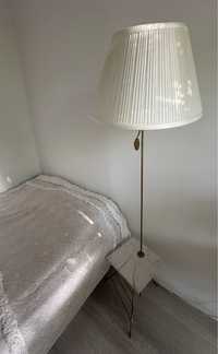 Lampa stojąca z kremowym abażurem