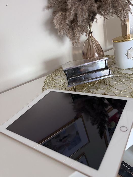 iPad Wi-Fi 128GB Gold model A1822