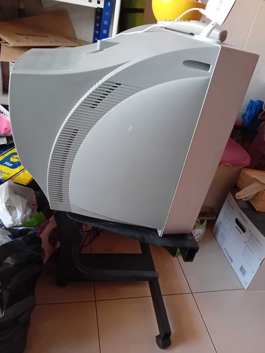 Televisão com suporte