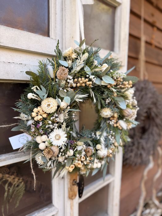 Biały zimowy wianek na drzwi naturalny