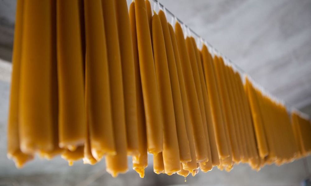 velas tradicionais de cera de abelha mergulhadas à mão