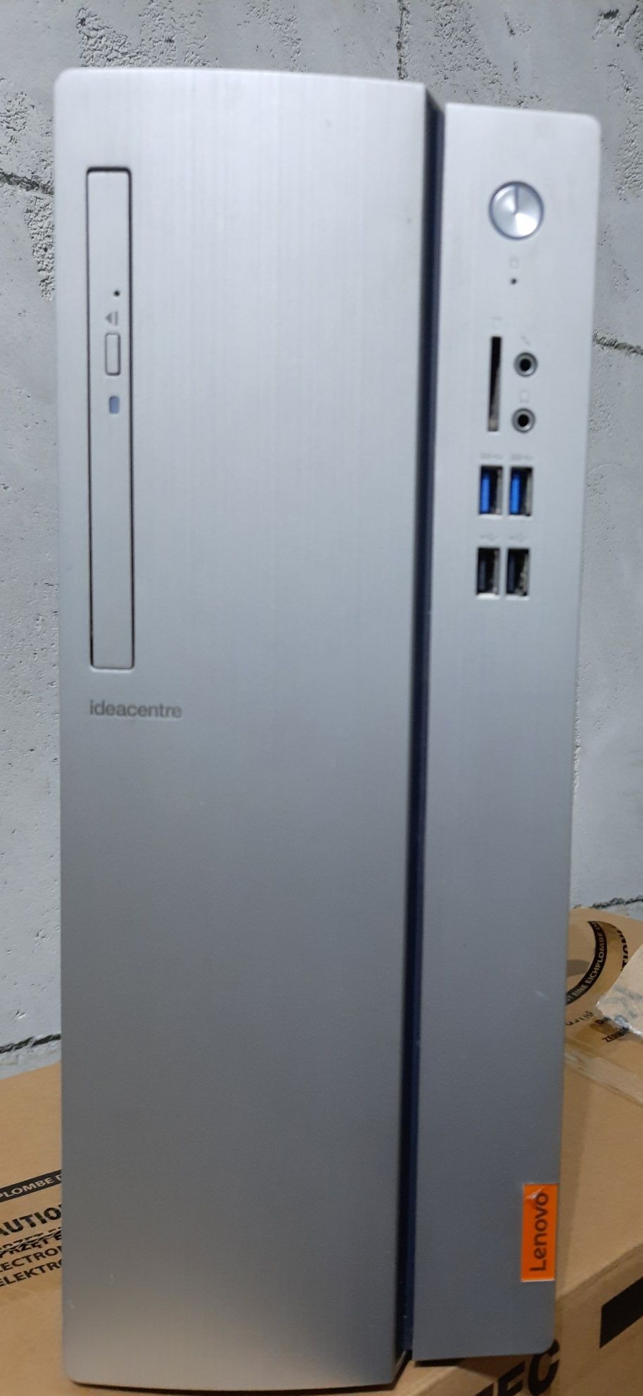Komputer stacjonarny Lenovo
