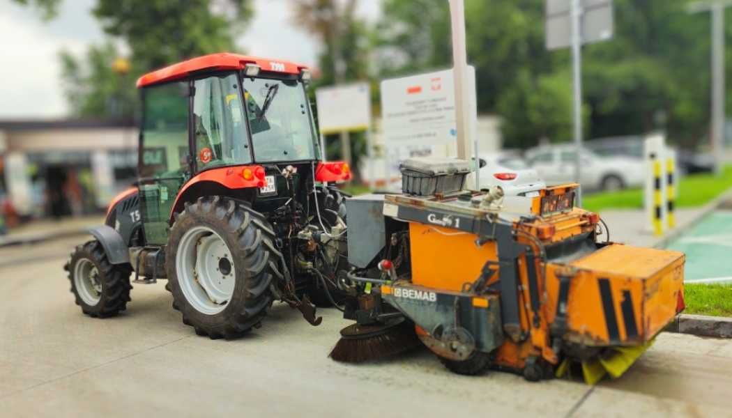 Zamiatarka ciągniona szweckiej firmy aebi Schmidt BEMAB G1