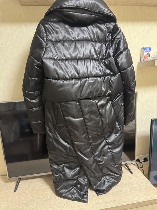 Чорне стьобане пальто-пуховик бренду Kattaleya