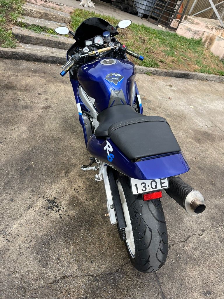 Yamaha R6 2000 .