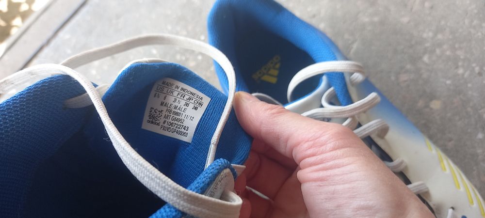 Спортивні кросівки