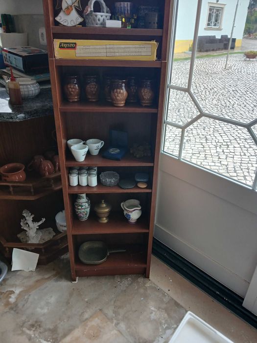 2 estantes em madeira, para miniaturas