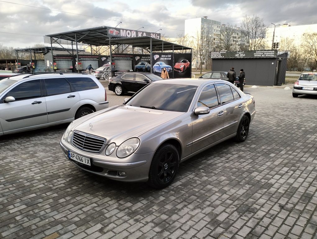 Mercedes-Benz e200