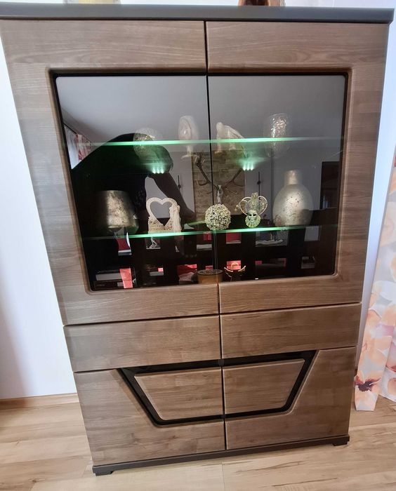 stół z krzesłami, komoda, szafka