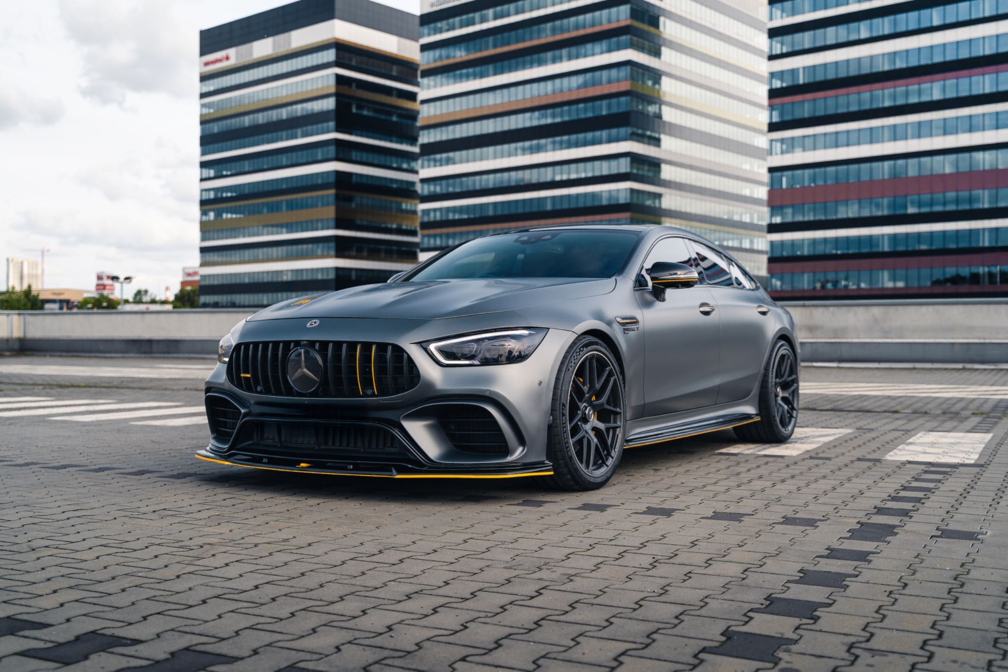 Wynajem Mercedes-AMG GT 63s V8 wypożyczalnia samochodów sportowych