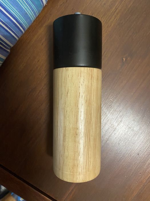 Moinho manual de madeira