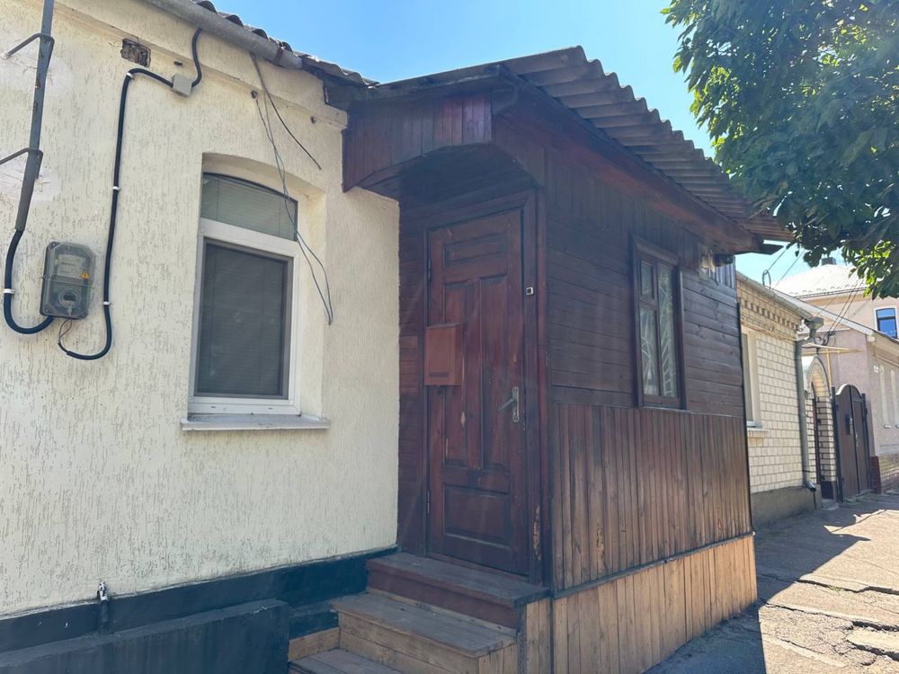 Продається фасадний будинок в центрі міста. Можна під бізнес. Торг.