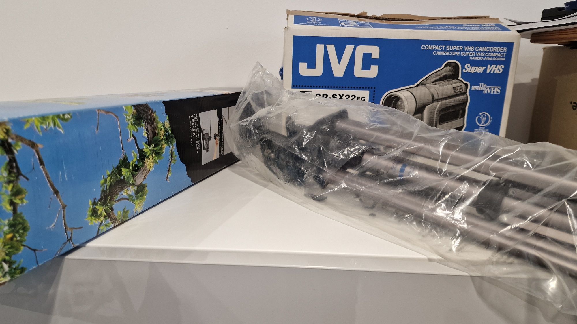 NOWA Retro/vintage VHS-C Kamera JVC GR-SX22 z statywem