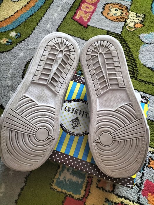 Кеди білого кольору