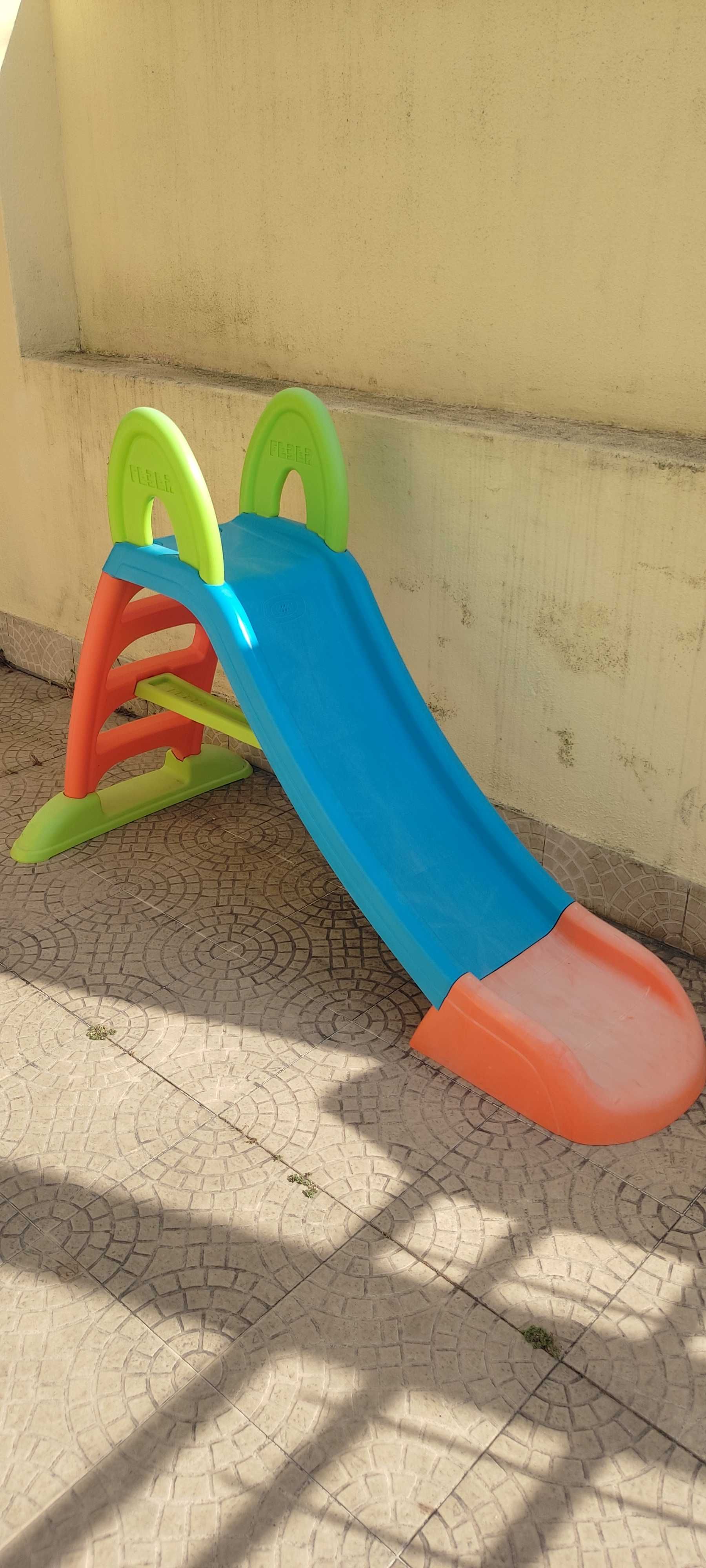 Escorrega infantil com água da Feber