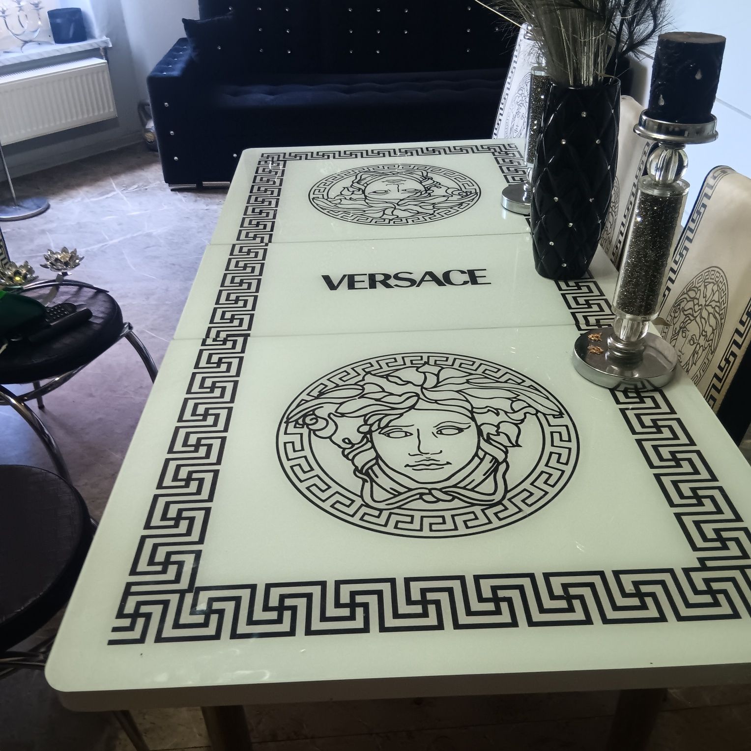 Stół z krzesłami w stylu versace