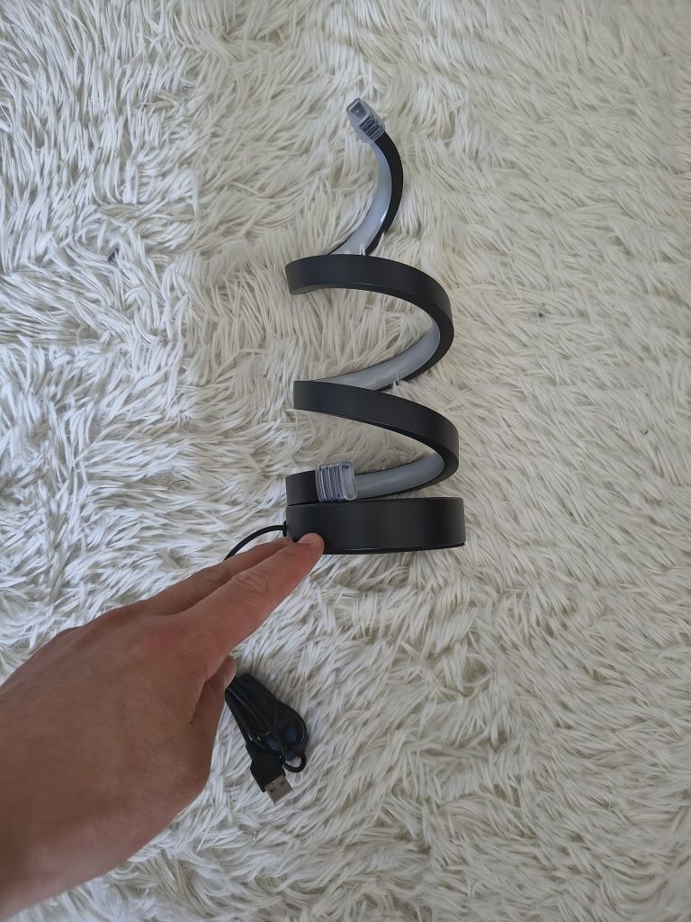 Designerska spiralna lampa LED czarna nowoczesna na USB
