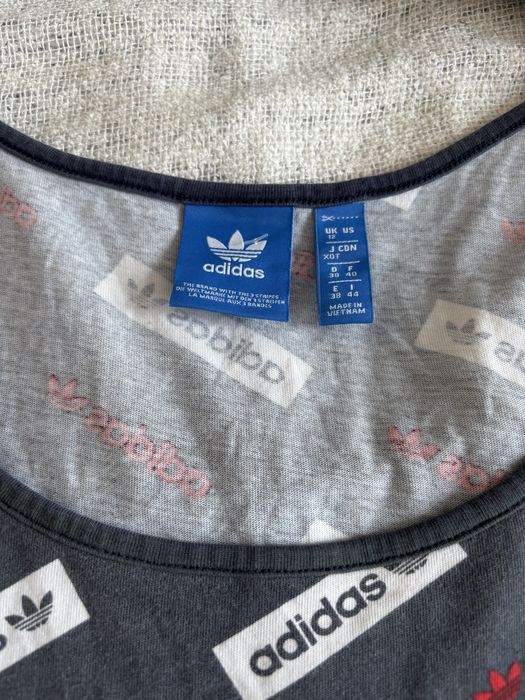 Kolorowa logowana koszulka sportowa adidas w bardzo dobrym stanie